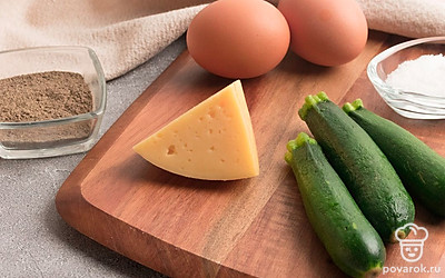Выложите все ингредиенты на стол для удобства приготовления. Кабачки помойте, яйца отварите и почистите.