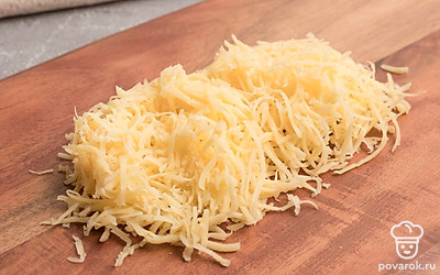 Сыр и яйца натрите на мелкой терке.