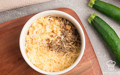 В глубокой тарелке смешайте сыр и яйца. Посолите и поперчите по вкусу.