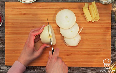 Подготовьте продукты. Лук очистите от шелухи и нарежьте толстыми кольцами Сыр нарежьте полосками так, чтобы по высоте они совпадали с колечками лука. С помощью бумажной салфетки уберите лишнюю влагу с полосок сыра.