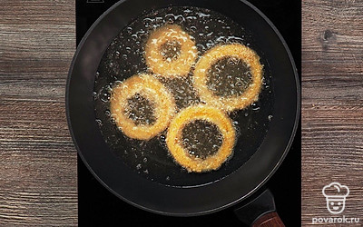 Сделайте панировку: в миске размешайте яйца с солью, в другую миску насыпьте муку, в третью — панировочные сухари. Обваляйте луковое кольцо с сыром в муке, потом окуните в яичную смесь, а после в панировочные сухари. Затем опять опустите в яичную смесь и вновь в сухари.