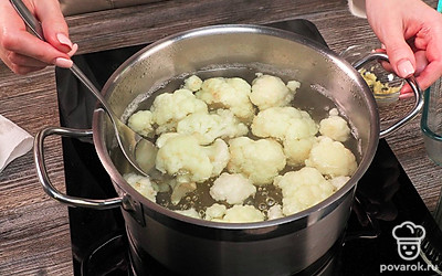 Отварите цветную капусту. Поставьте на говонь, дождитесь кипения, после убавьте его и дождите готовности.