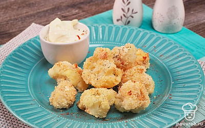 Чтобы эффектно подать блюдо, выложите цветную капусту на красивую тарелку. Рядом в пиале подайте майонезно-чесночный соус.