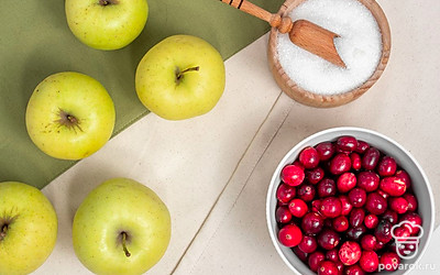 Ягоды клюквы и яблоки промойте. Яблоки очистите от кожуры и сердцевины, кожуру не выбрасывайте. Сами яблоки нарежьте ломтиками. Приготовьте стерилизованные банки и крышки. Подготовьте мультиварку.