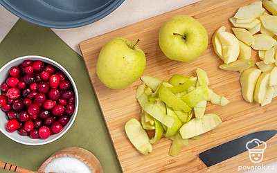 Начните готовить варенье. В чашу мультиварки положите яблочную кожуру, добавьте воду, установите режим «тушение» на 20 минут. Отвар процедите в отдельную емкость, кожуру уберите. Положите в чашу кусочки фруктов и сахар, перемешайте. Готовьте на режиме «тушение» 1 час.