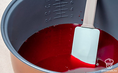 Доведите варенье до готовности. Через час добавьте к фруктам клюкву и яблочный отвар. Готовьте на том же режиме на 1 час. За это время несколько раз перемешайте варенье. Готовое лакомство распределите по банкам, укупорьте, поставьте на горлышко, оберните чем-нибудь теплым и дайте полностью остыть.