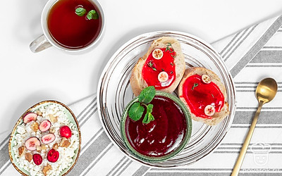 Подайте варенье из клюквы к ароматному травяному чаю.