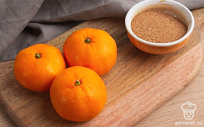 Для приготовления варенья нам понадобится 1 кг мандаринов — это примерно 8-10 штук. Очистите мандарины от кожуры.