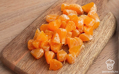 Мандарины разделите на дольки. Каждую дольку тщательно очистите от косточек, белых пленок и прожилок. Это необходимо для того, чтобы варенье впоследствии не горчило. Разрежьте каждую дольку пополам. У вас должно получиться примерно 600 г очищенных мандаринов.