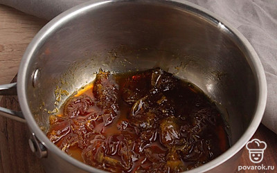 Затем поставьте мандарины с сахаром на минимальный огонь и варите 40-50 минут. За это время сахар должен полностью раствориться, а варенье должно загустеть и стать глянцевым.