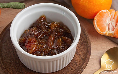 Дайте варенью остыть в течение 30 минут. Затем выложите его в вазочку или в стерилизованную банку с крышкой. Варенье из мандаринов готово!