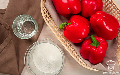 Подготовьте болгарский перец к приготовлению. Хорошо помойте плоды перца, почистите и крупно нарежьте. Банки и крышки хорошо помойте и простерилизуйте. Подготовьте эмалированную кастрюлю.