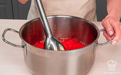 Сварите варенье из сладкого перца. В кастрюлю положите нарезанные кусочки перца, добавьте сахар, воду и поставьте на медленный огонь. Варите 80-90 минут, перемешивая смесь каждые 5 минут. Варите до испарения почти всей жидкости. Затем пробейте перцы блендером.