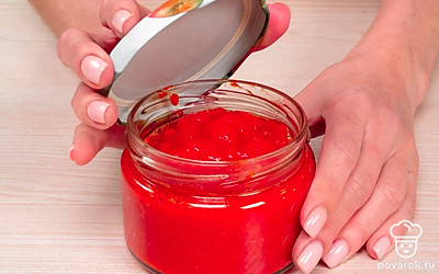 Разлейте варенье по банкам. Готовое варенье разлейте по банкам и закатайте. Накройте банки полотенцем и оставьте до полного охлаждения.