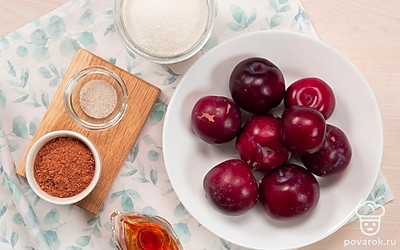 Сливы помойте, удалите косточки, разрезая каждую сливу пополам. Подготовьте посуду с толстым дном и стенками для варки варенья. Простерилизуйте посуду для хранения варенья.