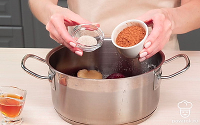 Подготовьте сливы. Половинки слив пересыпьте сахаром, оставьте на 2 часа. Добавьте какао и ванильный сахар. Хорошо перемешайте.