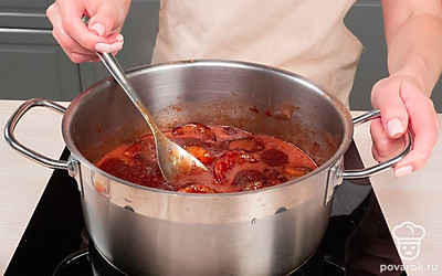 Сварите варенье. Доведите сливы с сахаром на среднем огне до кипения. Варите один час на медленном огне, регулярно помешивая. Добавьте коньяк, хорошо перемешайте.