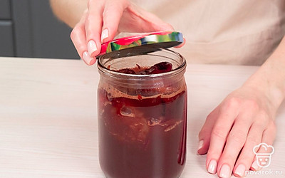 Законсервируйте варенье. Разложите горячее варенье по банкам. Плотно закройте крышками.