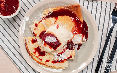 Подавайте варенье "Слива в шоколаде" с блинами.