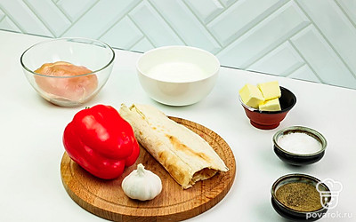 Болгарский перец помойте и удалите у него плодоножку. Куриное филе ополосните и просушите бумажным полотенцем. Чеснок очистите. Разогрейте духовку до 200°С.