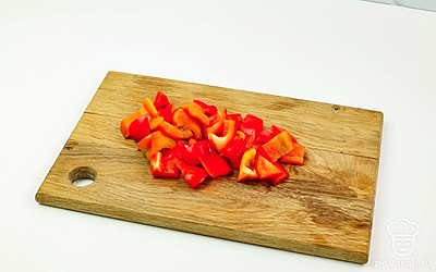 Болгарский перец порубите небольшими произвольными кусочками.