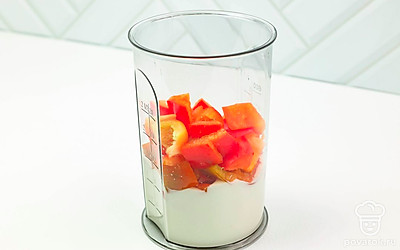 В высоком мерном стакане соедините сметану, 1 ст. л. сливочного масла, 2/3 болгарского перца и чеснок. Оставьте немного болгарского перца на украшение.