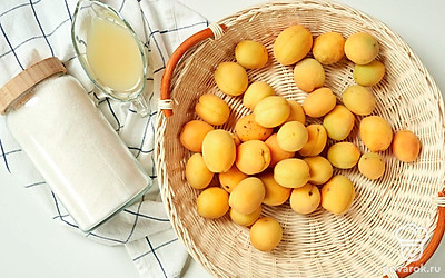 Абрикосы помойте и обсушите. Подготовьте и простерилизуйте банки для хранения варенья.