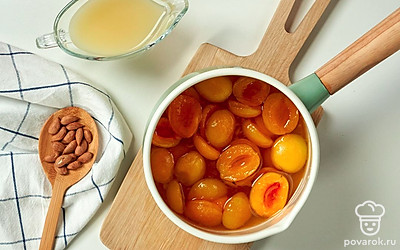 Приготовьте сироп. Абрикосы вместе с выделившимся сиропом поставьте на средний огонь, доведите до кипения, варите 5 минут, снимая пену при необходимости. Оставьте остывать на 6 часов.