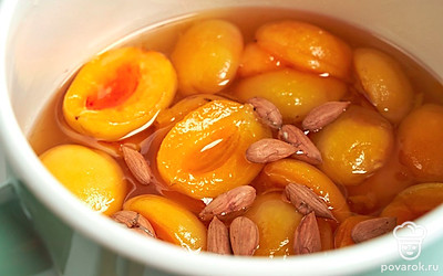 Сварите варенье. Добавьте к варенью 2 ст. л. ядрышек, доведите до кипения на среднем огне, варите 5 минут. Снова оставьте остывать на 6 часов под закрытой крышкой.