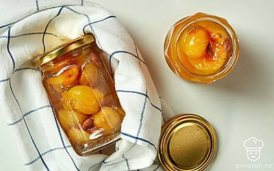 Доведите варенье до готовности. Добавьте к варенью лимонный сок, доведите до кипения на среднем огне, варите 5 минут. Разложите горячее варенье по стерилизованным банкам, плотно закройте крышками, укутайте одеялом до полного остывания.