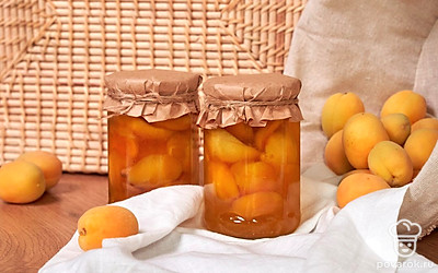 Подавайте варенье из абрикосов дольками с ядрышками в красивых пиалах или розетках.