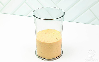 Взбейте всё погружным блендером до однородности.