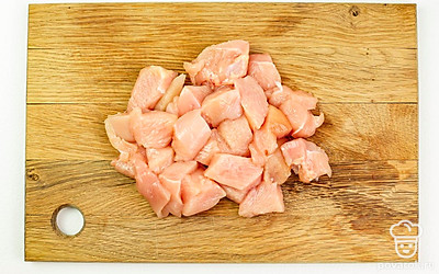 Куриное филе нарежьте небольшими кусочками.