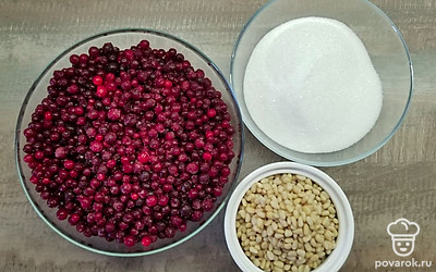 Ягоды промойте, дайте стечь воде. Если брусника замороженная – не нужно ее размораживать. Отмерьте необходимое количество сахара и кедровых орехов. Приготовьте широкую кастрюлю с толстым дном или таз для варенья.