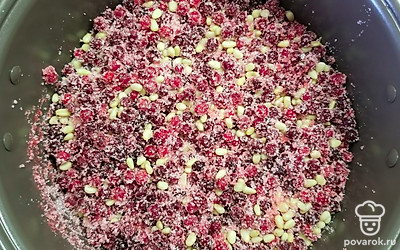 Выложите бруснику и кедровые орехи в посуду для варки варенья и засыпьте сахаром. Перемешайте и оставьте на 60 минут.