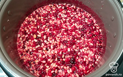 Через час поставьте кастрюлю на слабый огонь и доведите содержимое до кипения. Варите при медленном кипении 5 минут, периодически помешивая. Выключите нагрев и дайте варенью охладиться около двух часов. Повторите варку в течение 5 минут и охлаждение еще раз.