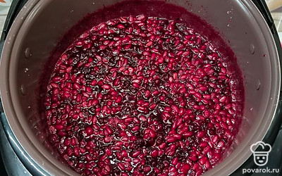 Прокипятите варенье в течение 5 минут в третий раз, горячее варенье разложите в чистые сухие банки, закройте крышками. Храните в прохладном месте.