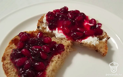 Варенье из брусники прекрасно сочетается с сыром, мороженым и десертами на основе желе. Также вареньем можно полить тосты со сливочным сыром или добавить ложечку варенья в молочный коктейль.