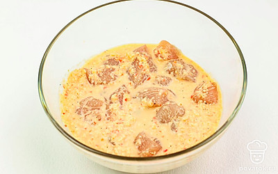 Переложите курицу в глубокую миску и добавьте соус из сметаны и болгарского перца. Посолите и поперчите по вкусу. Перемешайте.