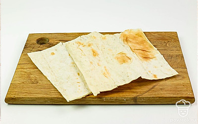 Лаваш разрежьте пополам.