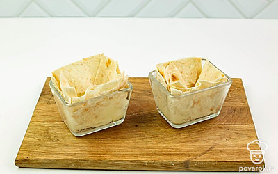 Возьмите небольшие формочки для запекания и смажьте их сливочным маслом. Выстелите лавашом стенки и дно формочек.