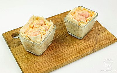 Внутрь лаваша выложите курицу в соусе.