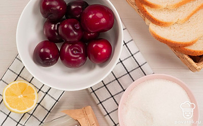 Помойте сливы. Приготовьте кастрюлю для варенья, банки и крышки подержите в духовке или на пару для стерилизации.