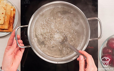 Сварите сироп. Смешайте в кастрюле воду и сахар, поставьте на средний огонь. После закипания варите сироп еще 3 минуты, пока не растворится сахар. Не забывайте помешивать.