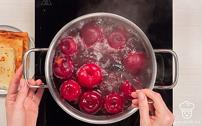 Приготовьте варенье. Снимите кастрюлю с плиты и положите в сироп сливы. Оставьте на 12 часов. Затем доведите до кипения на слабом огне, проварите 2 минуты и отставьте на 2 часа до полного остывания. Еще раз вскипятите варенье, подержите 2 минуты на огне и остудите в течение 2 часов. Затем доведите варенье до кипения в третий раз, снова проварите 2 минуты и оставьте на 2 часа.