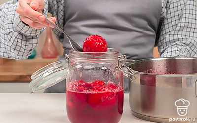 Закончите варить варенье. Снова прокипятите варенье, снимите его с огня и разлейте в приготовленные сухие банки. Плотно закройте крышками, дайте варенью остыть и уберите на хранение.