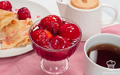 Подавайте сливовое варенье в качестве топпинга к блинам.