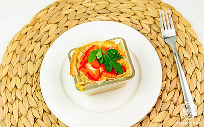 Готовое блюдо украсьте свежей петрушкой.