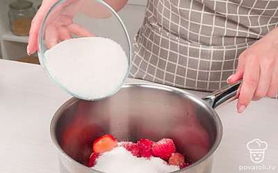 Подготовьте ягоды. Клубнику выкладывайте в кастрюлю слоями и пересыпайте сахаром. Оставьте на ночь, ягоды должны дать за это время сок.