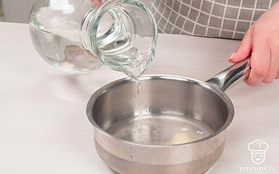 Приготовьте агар-агар. Порошок агар-агара разведите в воде и оставьте на 5 минут, чтобы масса разбухла. Поставьте на огонь и кипятите в течение 10 минут.